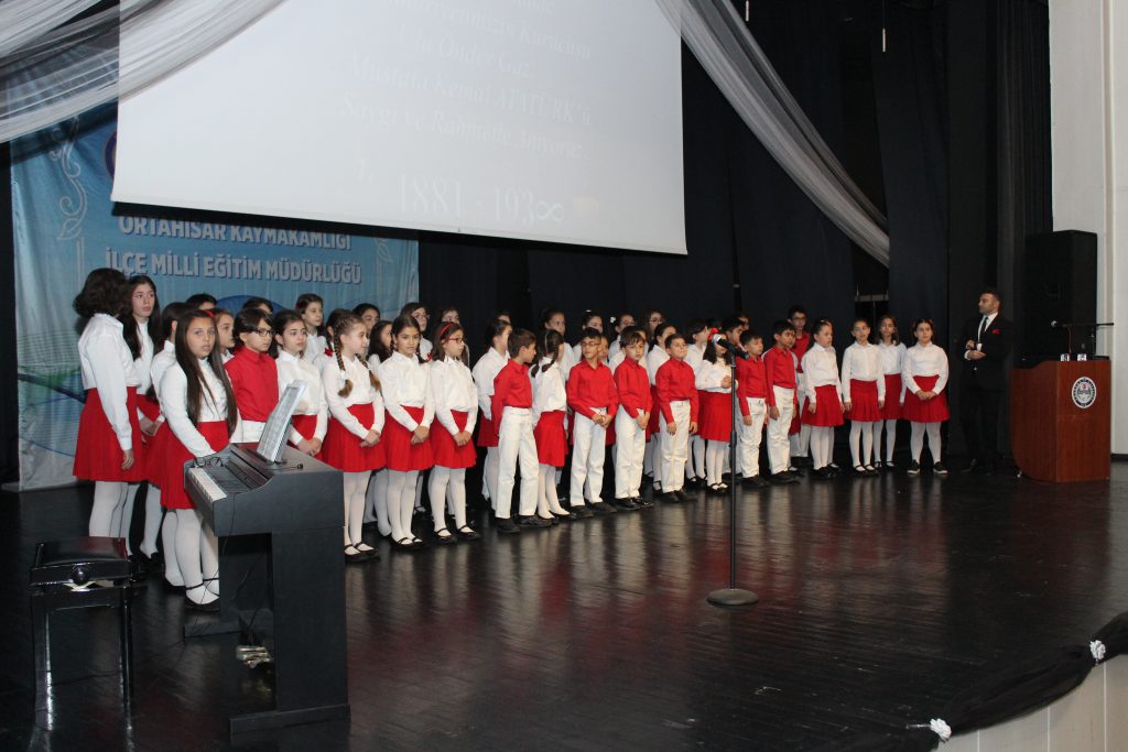 TRT Trabzon Radyosu Çoksesli Çocuk Koromuzun 10 Kasım Atatürk'ü Anma Konseri'nden...
