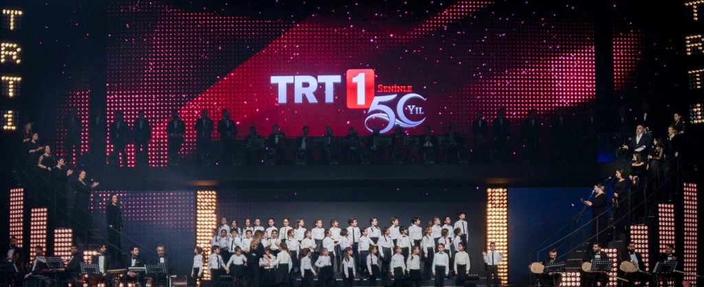 Türk Televizyonculuğunun 50. Yılı konserinde TRT İstanbul Radyosu Çoksesli Müzikler Çocuk Korosunun muhteşem performansı...