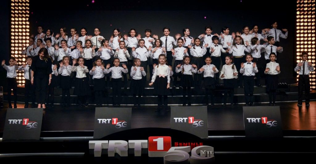 Türk Televizyonculuğunun 50. Yılı konserinde TRT İstanbul Radyosu Çoksesli Müzikler Çocuk Korosunun muhteşem performansı...