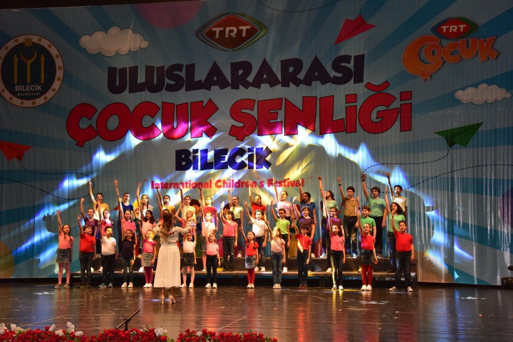 TRT İstanbul Radyosu Çoksesli Çocuk Koromuz'dan "Mavili Mavili Mor Çiçek"